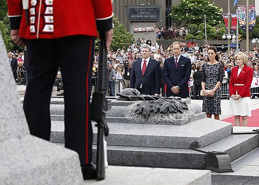 30.06.2011 Британский принц Уильям и его жена Кэтрин Миддлтон прилетели в Канаду в ходе своей первой официальной заграничной поездки в качестве супругов. Поприветствовать их собрались тысячи людей