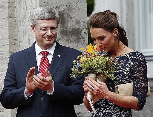 30.06.2011 Британский принц Уильям и его жена Кэтрин Миддлтон прилетели в Канаду в ходе своей первой официальной заграничной поездки в качестве супругов. Поприветствовать их собрались тысячи людей