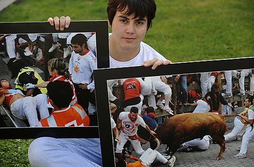 06.07.2011 В испанской Памплоне проходит традиционный праздник Сан-Фермин, известный на весь мир. Фестиваль сопровождается танцами и шествиями, а его кульминацией являются забеги с быками по улицам города и коррида