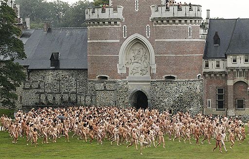 10.07.2011 Спенсер Туник продолжил снимать фотосессии с участием большого количества обнаженных людей. В этот раз в Бельгии 800 человек сняли одежду рядом с замком Гаасбек недалеко от Брюсселя