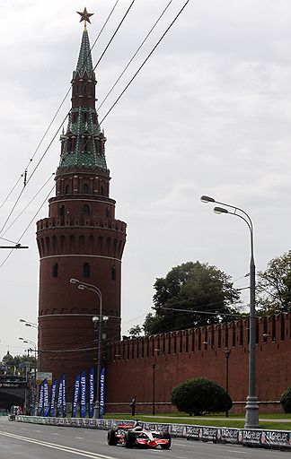 17.07.2011 В Москве в рамках автошоу Moscow City Racing прошел показательный заезд болидов «Формулы-1». Посмотреть на шоу несмотря на дождь пришли сотни зрителей