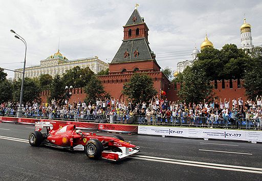 17.07.2011 В Москве в рамках автошоу Moscow City Racing прошел показательный заезд болидов «Формулы-1». Посмотреть на шоу несмотря на дождь пришли сотни зрителей