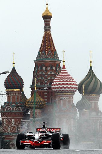 17.07.2011 В Москве в рамках автошоу Moscow City Racing прошел показательный заезд болидов «Формулы-1». Посмотреть на шоу несмотря на дождь пришли сотни зрителей