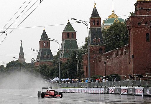 17.07.2011 В Москве в рамках автошоу Moscow City Racing прошел показательный заезд болидов «Формулы-1». Посмотреть на шоу несмотря на дождь пришли сотни зрителей