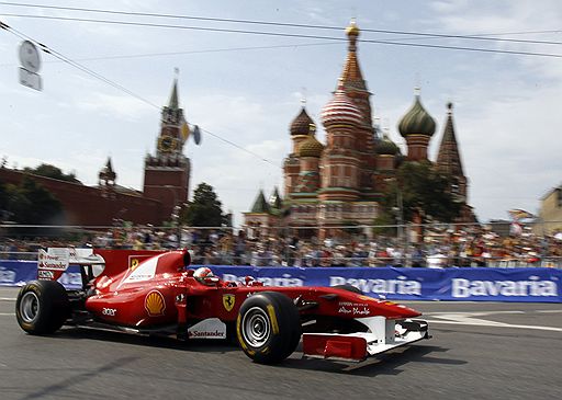 17.07.2011 В Москве в рамках автошоу Moscow City Racing прошел показательный заезд болидов «Формулы-1». Посмотреть на шоу несмотря на дождь пришли сотни зрителей