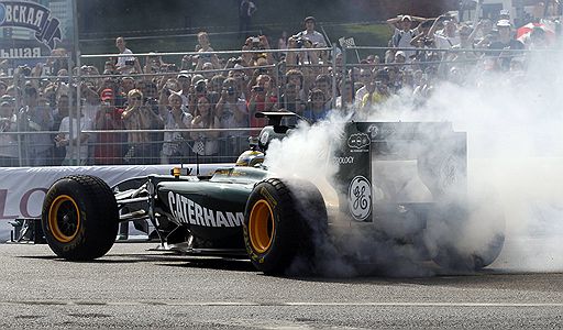 17.07.2011 В Москве в рамках автошоу Moscow City Racing прошел показательный заезд болидов «Формулы-1». Посмотреть на шоу несмотря на дождь пришли сотни зрителей