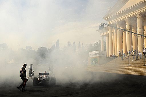 17.07.2011 В Москве в рамках автошоу Moscow City Racing прошел показательный заезд болидов «Формулы-1». Посмотреть на шоу несмотря на дождь пришли сотни зрителей