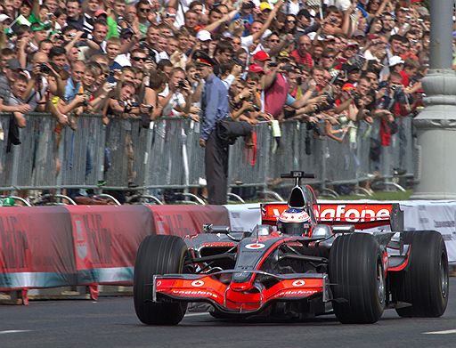 17.07.2011 В Москве в рамках автошоу Moscow City Racing прошел показательный заезд болидов «Формулы-1». Посмотреть на шоу несмотря на дождь пришли сотни зрителей