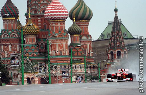 17.07.2011 В Москве в рамках автошоу Moscow City Racing прошел показательный заезд болидов «Формулы-1». Посмотреть на шоу несмотря на дождь пришли сотни зрителей