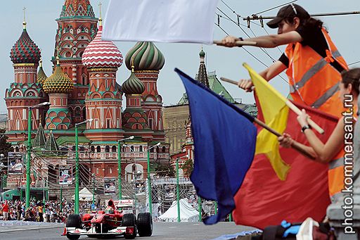 17.07.2011 В Москве в рамках автошоу Moscow City Racing прошел показательный заезд болидов «Формулы-1». Посмотреть на шоу несмотря на дождь пришли сотни зрителей