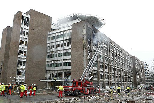 22.07.2011 В центре Осло в пятницу произошел мощный взрыв. Повреждены правительственные здания, а также офис таблоида VG. Свидетели сообщают о десятках раненых. Несколько человек погибли