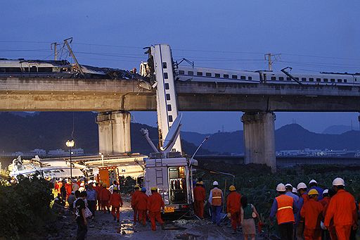 23.07.2011 На востоке Китая столкнулись два пассажирских поезда, в результате погибли 36 человек. На пути из города Ханчжоу в Вэньчжоу в один из составов попала молния, и он был вынужден остановиться. После этого в него врезался другой поезд