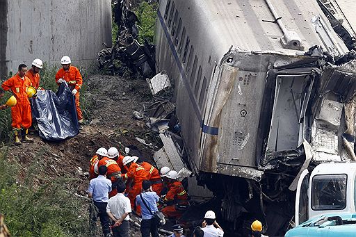 23.07.2011 На востоке Китая столкнулись два пассажирских поезда, в результате погибли 36 человек. На пути из города Ханчжоу в Вэньчжоу в один из составов попала молния, и он был вынужден остановиться. После этого в него врезался другой поезд