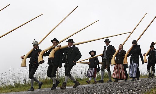 24.07.2011 На юге Баварии на горе Феллхорн проходит встреча исполнителей на музыкальном инструменте — альпийском роге. В давние времена он служил для передачи военных сигналов
