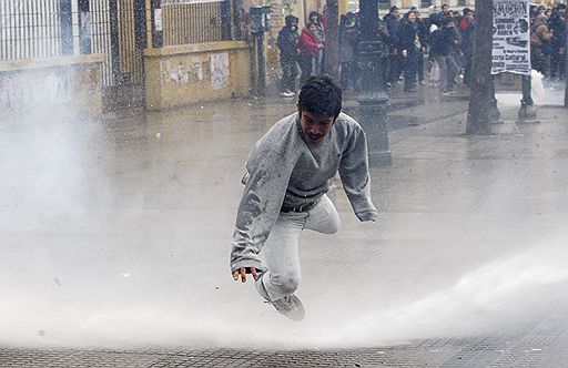 28.07.2011 В Чили когда-то мирные акции протеста студентов превращаются в ожесточенные столкновения с полицией. Для разгона манифестаций стражам порядка уже пришлось применять водометы и слезоточивый газ