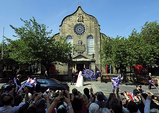 30.07.2011 Британцы отпраздновали вторую за год королевскую свадьбу. Внучка Елизаветы II Зара Филлипс вышла замуж за своего давнего друга, регбиста Майка Тиндэлла. Церемония прошла в узком семейном кругу в Эдинбурге