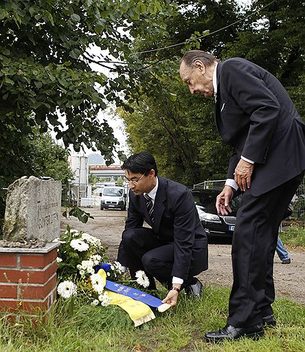 12.08.2011 13 августа исполняется 50 лет с возведения Берлинской стены, разделившей Германию на две части – Западную и Восточную. Берлин готовится провести памятные мероприятия, посвященные годовщине сооружения стены