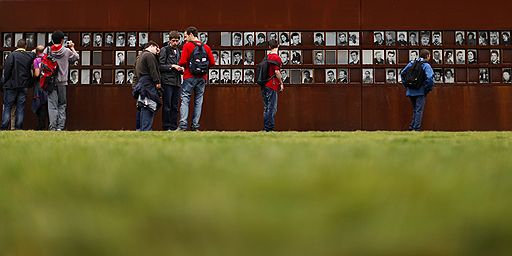 12.08.2011 13 августа исполняется 50 лет с возведения Берлинской стены, разделившей Германию на две части – Западную и Восточную. Берлин готовится провести памятные мероприятия, посвященные годовщине сооружения стены