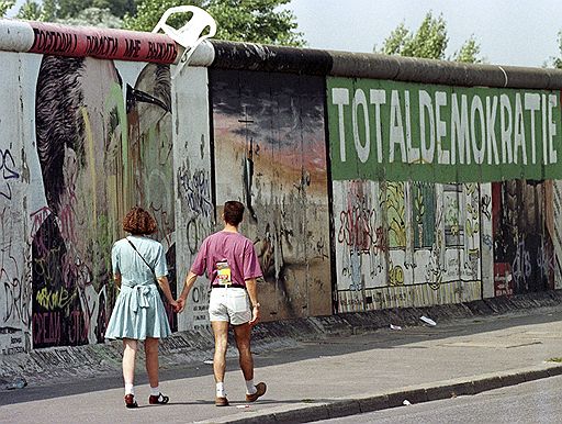 12.08.2011 13 августа исполняется 50 лет с возведения Берлинской стены, разделившей Германию на две части – Западную и Восточную. Берлин готовится провести памятные мероприятия, посвященные годовщине сооружения стены