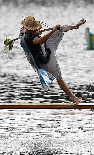 15.08.2011 В Германии на озере Штаффельзее прошел традиционный турнир рыбаков. Задача участников, стоящих на небольшом помосте на лодке – лишить противника равновесия, используя копье