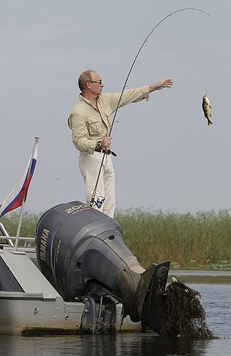 16.08.2011 Президент России Дмитрий Медведев и премьер Владимир Путин порыбачили в Астраханской области. Также они погружались под воду, сделали несколько снимков специальным фотоаппаратом и прошли на катере по Волге