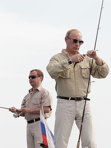 16.08.2011 Президент России Дмитрий Медведев и премьер Владимир Путин порыбачили в Астраханской области. Также они погружались под воду, сделали несколько снимков специальным фотоаппаратом и прошли на катере по Волге