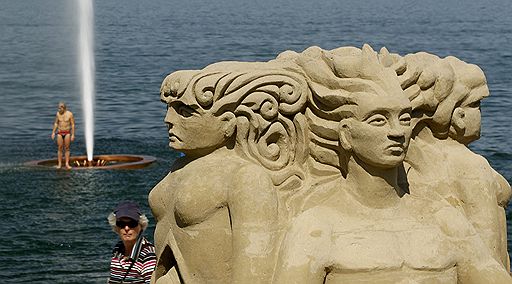 19.08.2011 В Швейцарии проходит ежегодный фестиваль песочных скульптур. Он стал официальным этапом отборочного тура на мировое первенство в Вашингтоне. В этом году кандидатам предложили поразмышлять над темой «Эволюция в движении»