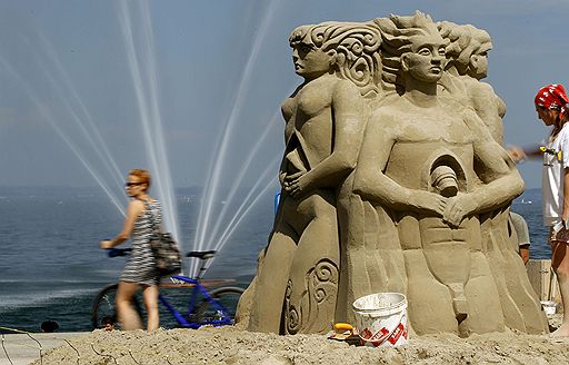 19.08.2011 В Швейцарии проходит ежегодный фестиваль песочных скульптур. Он стал официальным этапом отборочного тура на мировое первенство в Вашингтоне. В этом году кандидатам предложили поразмышлять над темой «Эволюция в движении»