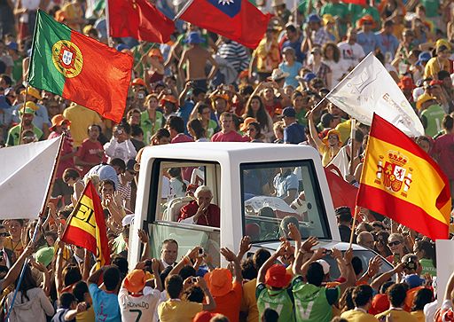 21.08.2011 В Испании Бенедикт XVI провел воскресную службу. Всемирный день молодежи завершился мессой на аэродроме Cuatro Vientos близ Мадрида. Как ожидалось, ее посетило 1,5 млн человек