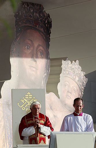 21.08.2011 В Испании Бенедикт XVI провел воскресную службу. Всемирный день молодежи завершился мессой на аэродроме Cuatro Vientos близ Мадрида. Как ожидалось, ее посетило 1,5 млн человек