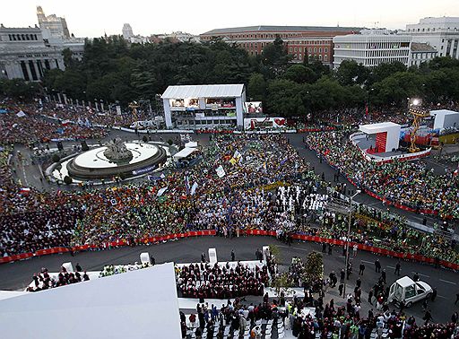 21.08.2011 В Испании Бенедикт XVI провел воскресную службу. Всемирный день молодежи завершился мессой на аэродроме Cuatro Vientos близ Мадрида. Как ожидалось, ее посетило 1,5 млн человек