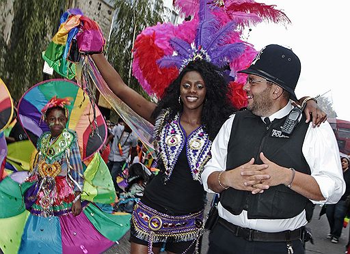 28.08.2011. 28 августа в лондонском районе Ноттинг Хилл стартовал двухдневный карнавал, считающийся крупнейшим в Европе уличным фестивалем. Тысячи туристов приезжают посмотреть на красочное шоу, участники которого берут пример с известного бразильского карнавала в Рио-ди-Жанейро.