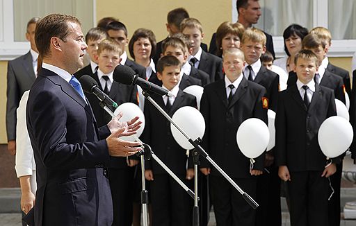 01.09.2011 В России традиционно отметили День знаний. Торжественные линейки прошли в школах и вузах Москвы. Открытые уроки, посвященные Дню знаний, посетили известные политики и бизнесмены. В церемониях награждения приняли участие первые лица страны