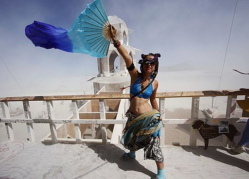 01.09.2011 В американском штате Невада проходит ежегодный фестиваль Burning Man. На неделю, которую продожается фестиваль, в пустыне устанавливают различные фигуры, предметы искусства. Кульминацией служит сожжение деревянного человека в последний день праздника