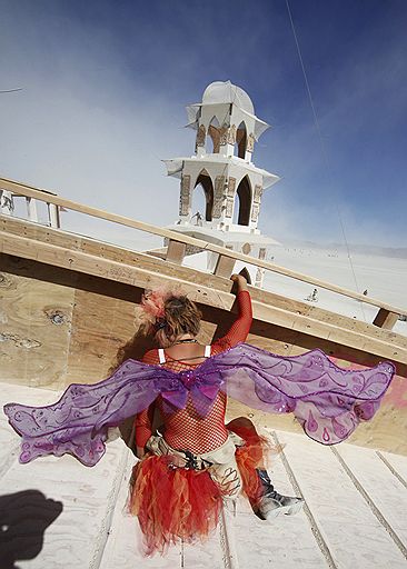 01.09.2011 В американском штате Невада проходит ежегодный фестиваль Burning Man. На неделю, которую продожается фестиваль, в пустыне устанавливают различные фигуры, предметы искусства. Кульминацией служит сожжение деревянного человека в последний день праздника