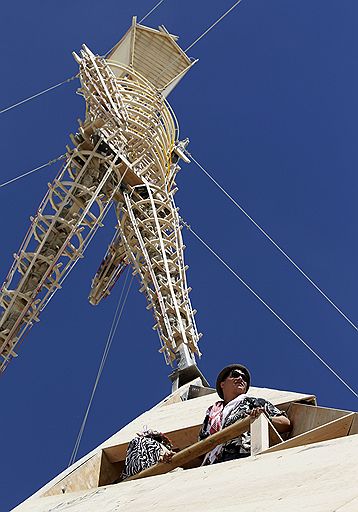 01.09.2011 В американском штате Невада проходит ежегодный фестиваль Burning Man. На неделю, которую продожается фестиваль, в пустыне устанавливают различные фигуры, предметы искусства. Кульминацией служит сожжение деревянного человека в последний день праздника