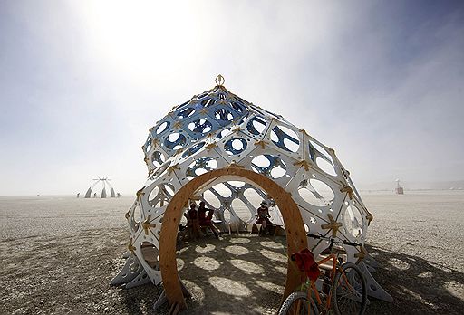 01.09.2011 В американском штате Невада проходит ежегодный фестиваль Burning Man. На неделю, которую продожается фестиваль, в пустыне устанавливают различные фигуры, предметы искусства. Кульминацией служит сожжение деревянного человека в последний день праздника