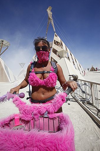 01.09.2011 В американском штате Невада проходит ежегодный фестиваль Burning Man. На неделю, которую продожается фестиваль, в пустыне устанавливают различные фигуры, предметы искусства. Кульминацией служит сожжение деревянного человека в последний день праздника