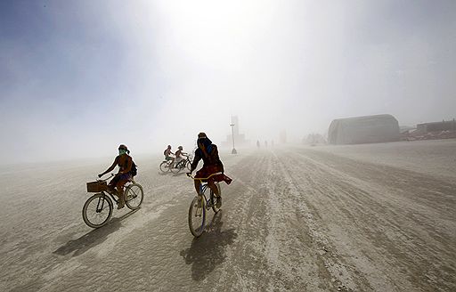 01.09.2011 В американском штате Невада проходит ежегодный фестиваль Burning Man. На неделю, которую продожается фестиваль, в пустыне устанавливают различные фигуры, предметы искусства. Кульминацией служит сожжение деревянного человека в последний день праздника