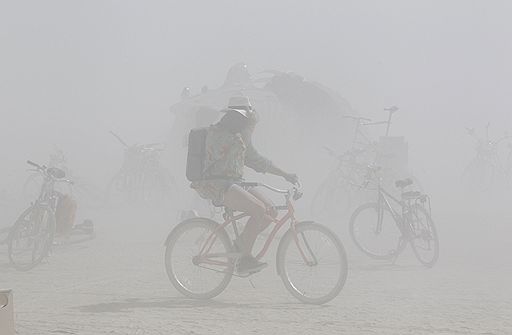 01.09.2011 В американском штате Невада проходит ежегодный фестиваль Burning Man. На неделю, которую продожается фестиваль, в пустыне устанавливают различные фигуры, предметы искусства. Кульминацией служит сожжение деревянного человека в последний день праздника