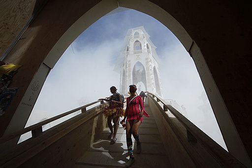 01.09.2011 В американском штате Невада проходит ежегодный фестиваль Burning Man. На неделю, которую продожается фестиваль, в пустыне устанавливают различные фигуры, предметы искусства. Кульминацией служит сожжение деревянного человека в последний день праздника