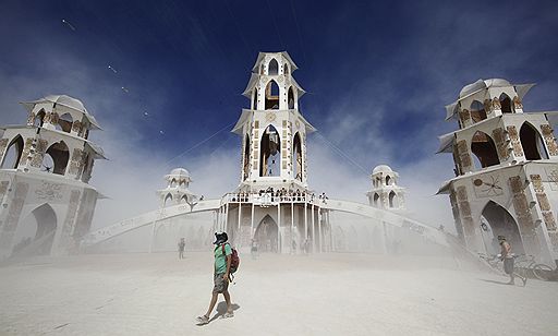 01.09.2011 В американском штате Невада проходит ежегодный фестиваль Burning Man. На неделю, которую продожается фестиваль, в пустыне устанавливают различные фигуры, предметы искусства. Кульминацией служит сожжение деревянного человека в последний день праздника