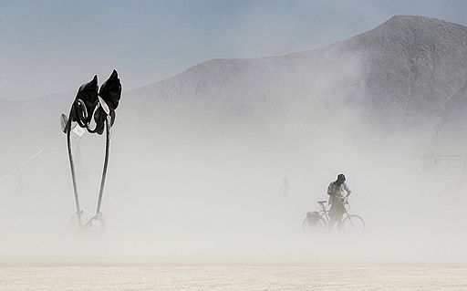 01.09.2011 В американском штате Невада проходит ежегодный фестиваль Burning Man. На неделю, которую продожается фестиваль, в пустыне устанавливают различные фигуры, предметы искусства. Кульминацией служит сожжение деревянного человека в последний день праздника