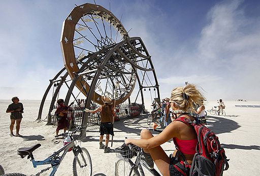 01.09.2011 В американском штате Невада проходит ежегодный фестиваль Burning Man. На неделю, которую продожается фестиваль, в пустыне устанавливают различные фигуры, предметы искусства. Кульминацией служит сожжение деревянного человека в последний день праздника