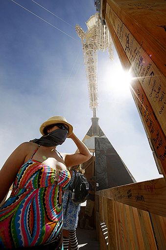 01.09.2011 В американском штате Невада проходит ежегодный фестиваль Burning Man. На неделю, которую продожается фестиваль, в пустыне устанавливают различные фигуры, предметы искусства. Кульминацией служит сожжение деревянного человека в последний день праздника