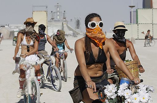 01.09.2011 В американском штате Невада проходит ежегодный фестиваль Burning Man. На неделю, которую продожается фестиваль, в пустыне устанавливают различные фигуры, предметы искусства. Кульминацией служит сожжение деревянного человека в последний день праздника