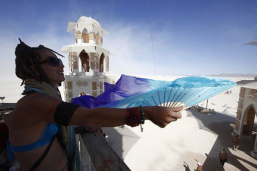 01.09.2011 В американском штате Невада проходит ежегодный фестиваль Burning Man. На неделю, которую продожается фестиваль, в пустыне устанавливают различные фигуры, предметы искусства. Кульминацией служит сожжение деревянного человека в последний день праздника