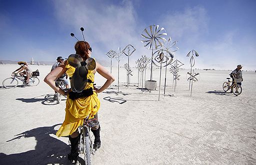 01.09.2011 В американском штате Невада проходит ежегодный фестиваль Burning Man. На неделю, которую продожается фестиваль, в пустыне устанавливают различные фигуры, предметы искусства. Кульминацией служит сожжение деревянного человека в последний день праздника