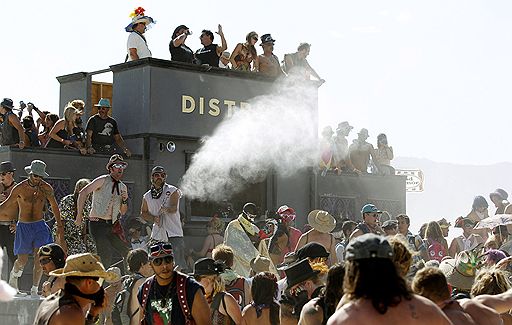 01.09.2011 В американском штате Невада проходит ежегодный фестиваль Burning Man. На неделю, которую продожается фестиваль, в пустыне устанавливают различные фигуры, предметы искусства. Кульминацией служит сожжение деревянного человека в последний день праздника