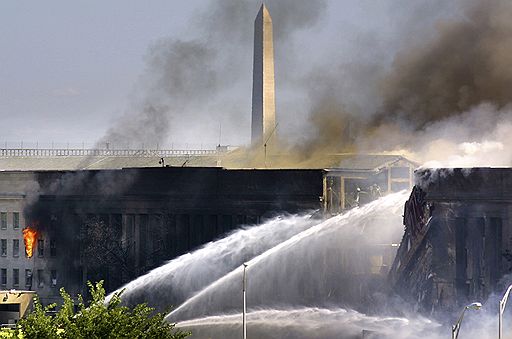 Десять лет назад в США произошел самый страшный теракт в истории человечества: три самолета, управляемые террористами, врезались в небоскребы Всемирного торгового центра в Нью-Йорке и в здание Пентагона. В результате погибли более 3 тыс. человек